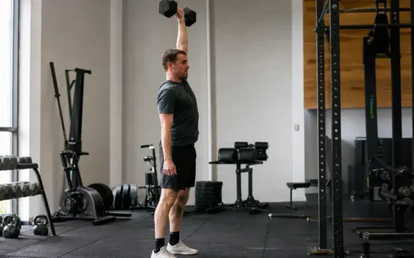 Dumbbell snatch: hantel zablokowany nad głową w jednej ręce