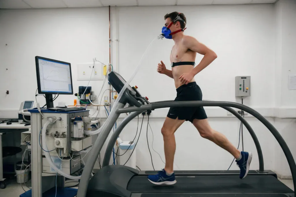 Test VO2max na bieżni z maską ergospirometryczną w laboratorium fizjologii wysiłku