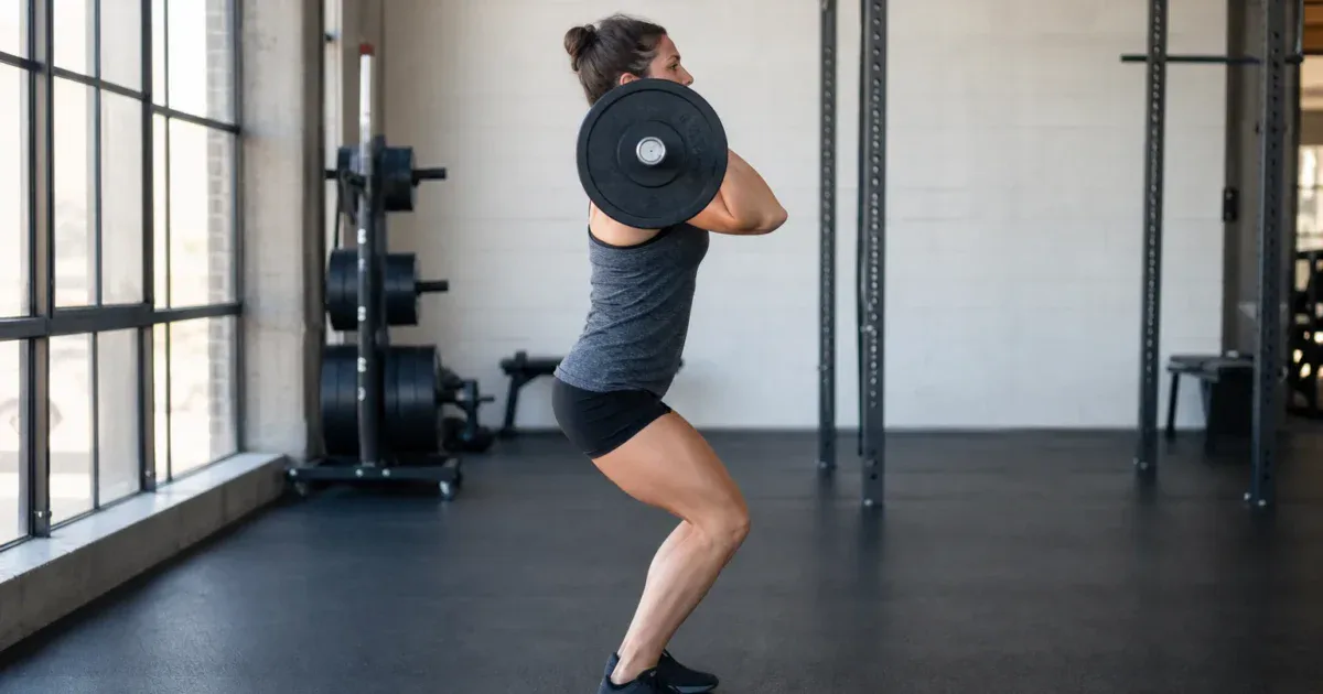 Push press w fazie krótkiego ugięcia nóg przed wybiciem