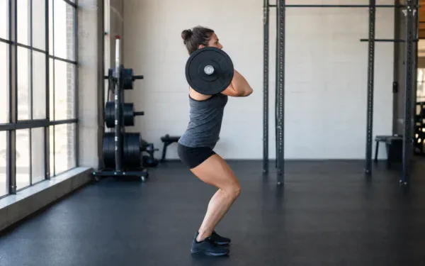 Push press w fazie krótkiego ugięcia nóg przed wybiciem