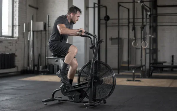 Zawodnik na air bike w trakcie intensywnego wysiłku
