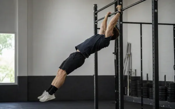 Kipping pull-up w pozycji arch na drążku