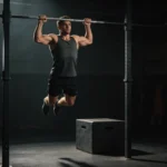 Sportowiec wykonujący chest-to-bar pull-up na rigu crossfit