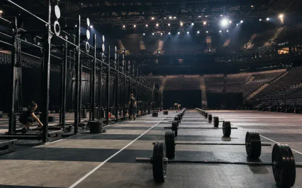 Pusta hala zawodów CrossFit ze sztangami przed startem