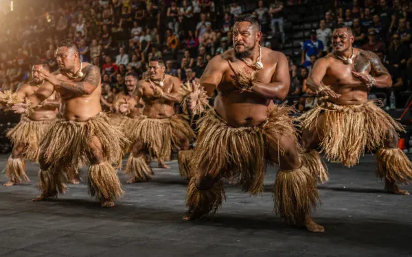 Samoańscy tancerze w tradycyjnych strojach na zawodach CrossFit