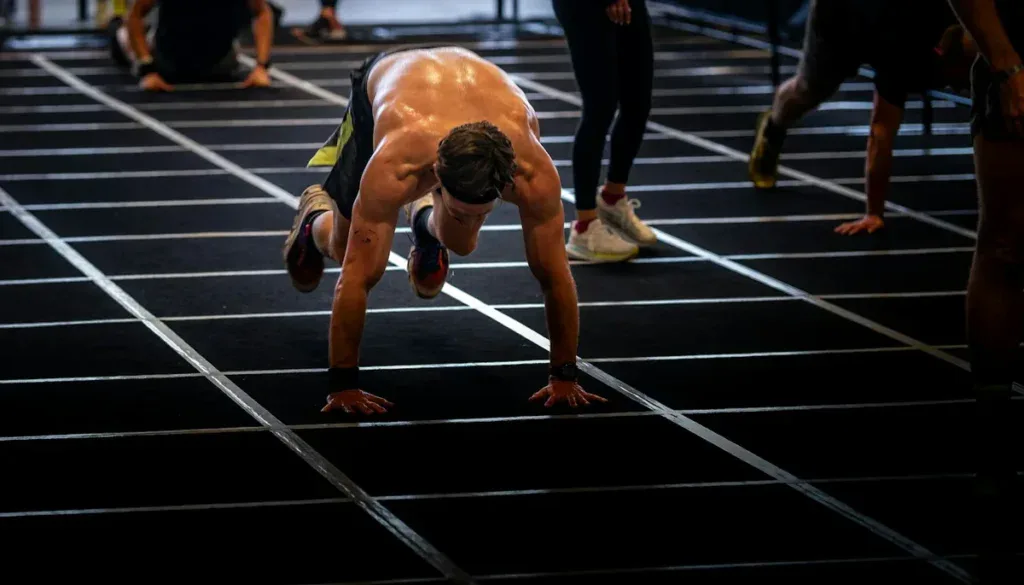 Burpee broad jump: zawodnik po skoku ląduje w pozycji burpee na wyznaczonym torze