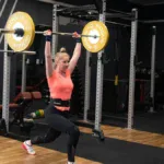Clean and jerk: odbiór podrzutu w nożycach, sztanga nad głową na prostych rękach, tułów pionowo