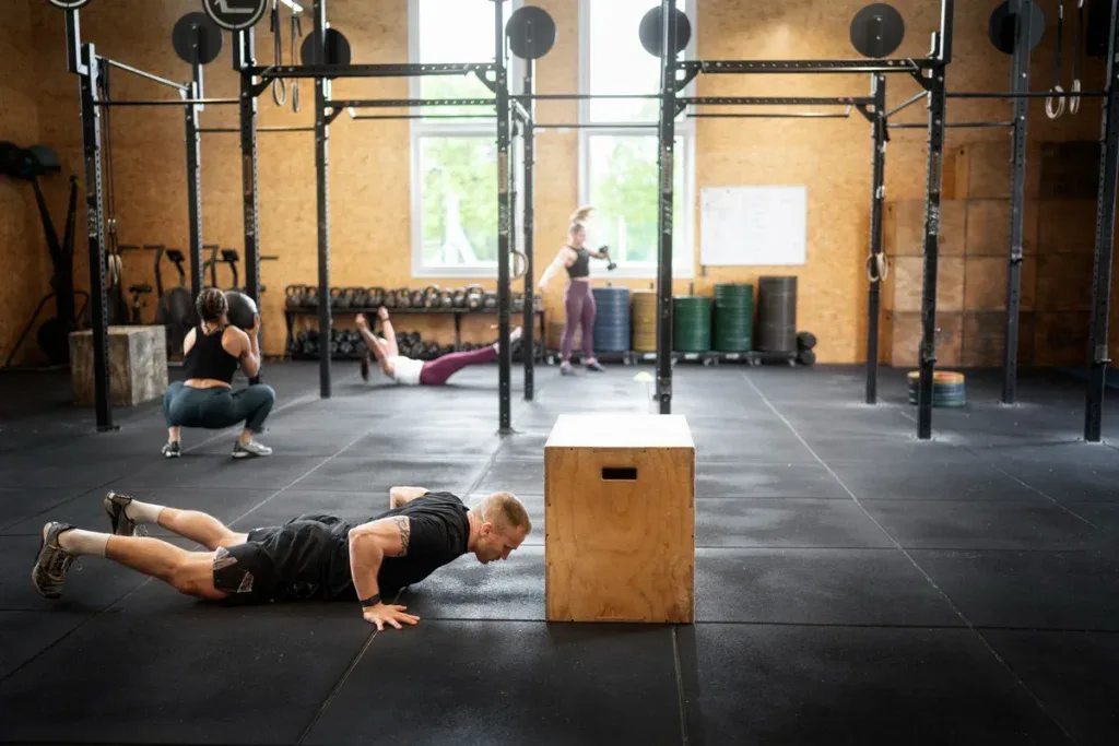 Trening w boxie: pompki, przysiad z piłką i skrzynia do skoków, czyli warunki, w jakich robi się Open